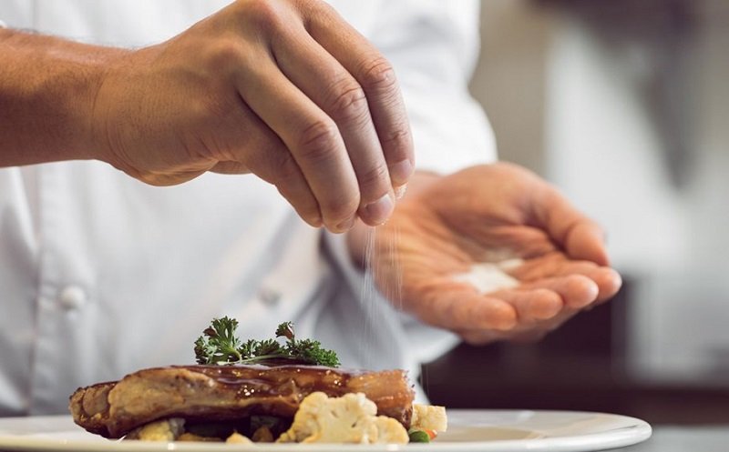 добавлять соль