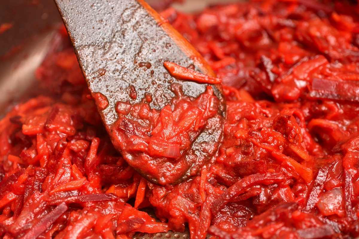 приготовление зажарки с томатной пастой