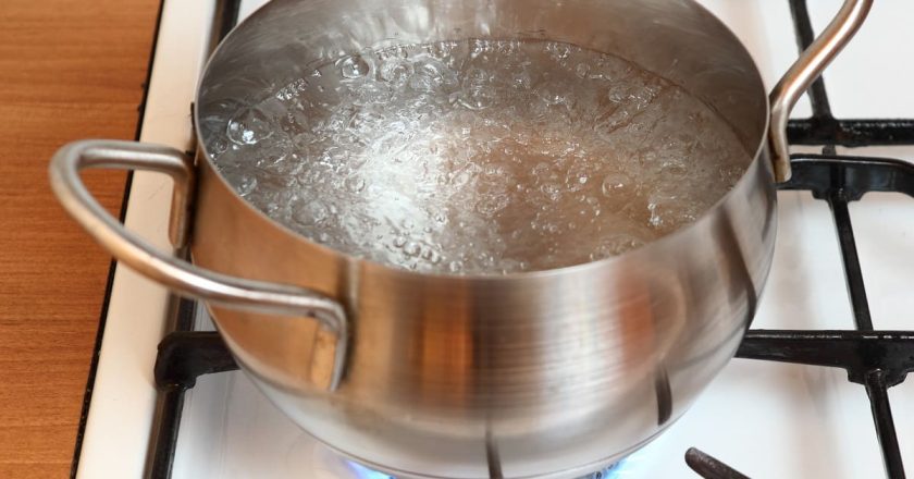 зачем поливать смородину кипятком