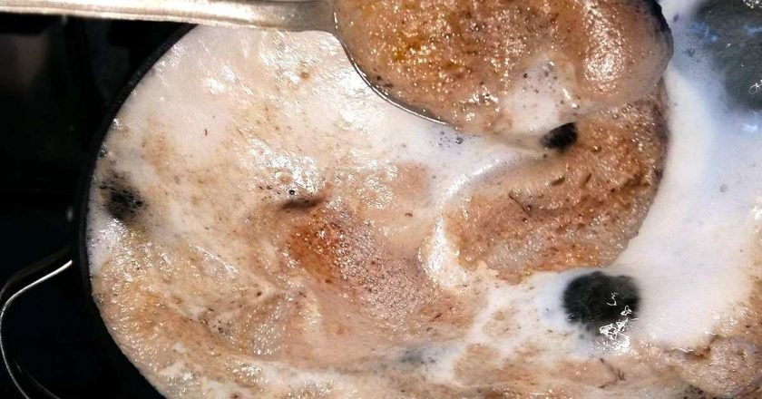 коричневая пенка на бульоне