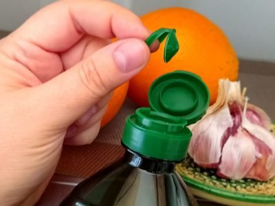 Зачем нужна заглушка с кольцом в бутылке масла