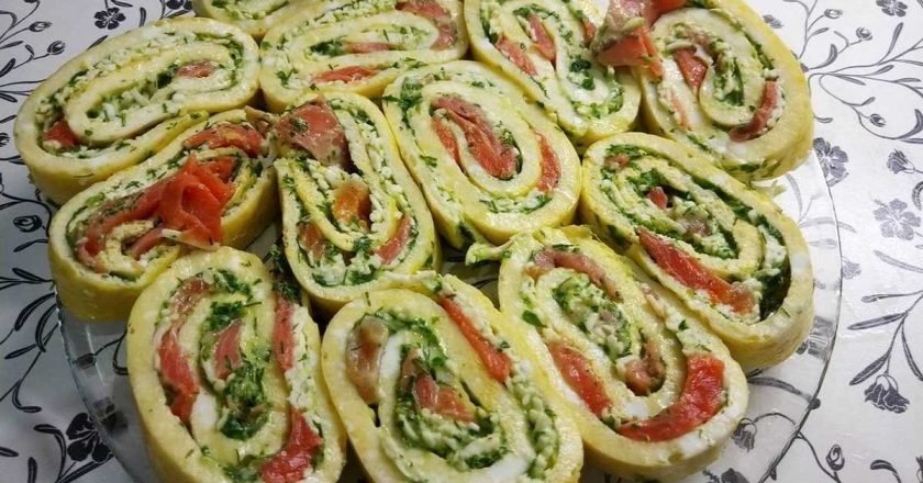 яичный рулет с красной рыбой и плавленым сыром