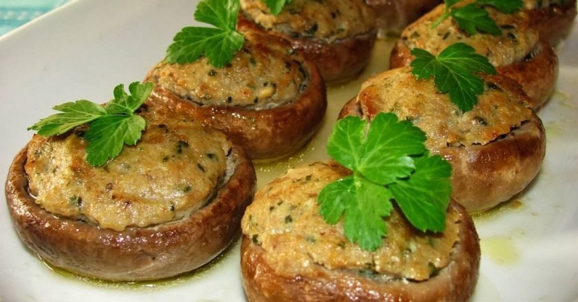 шампиньоны с говяжьим фаршем
