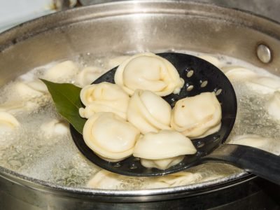 Зачем замачивать пельмени перед варкой
