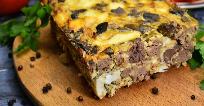 куриная печень, запеченная с колбасой