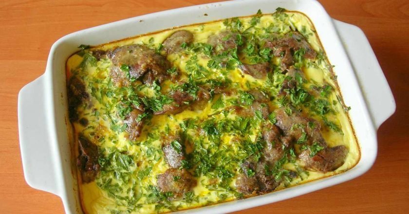 запеканка с куриной печенью, яйцами и зеленью