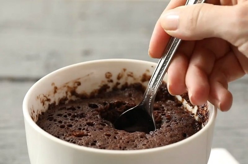 шоколадный кекс в чашке