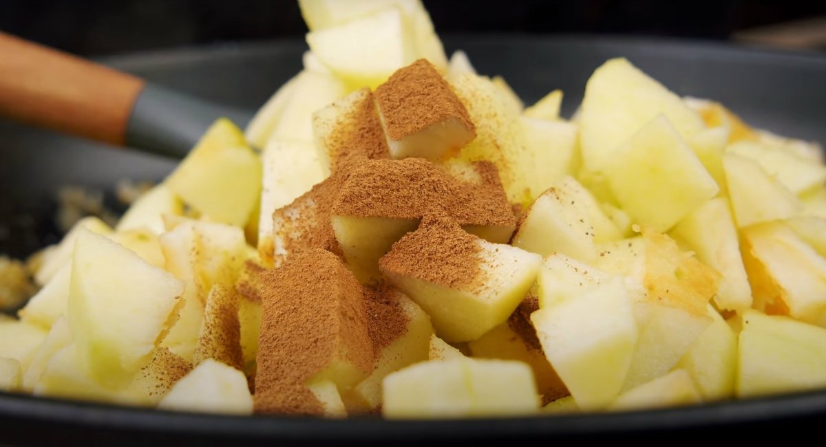 яблоки с корицей