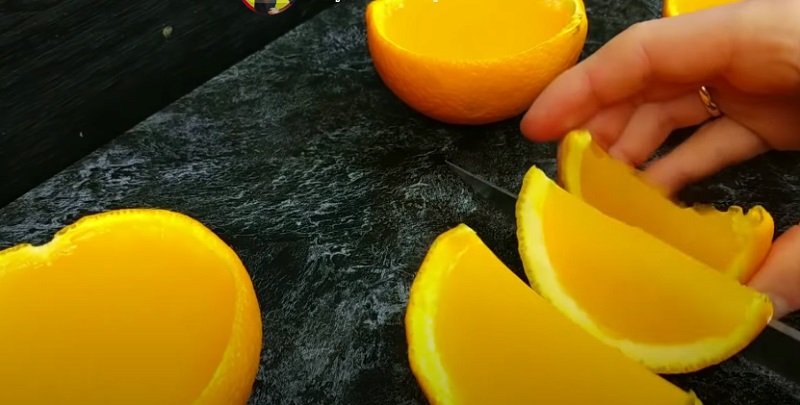 разрезание апельсинового желе