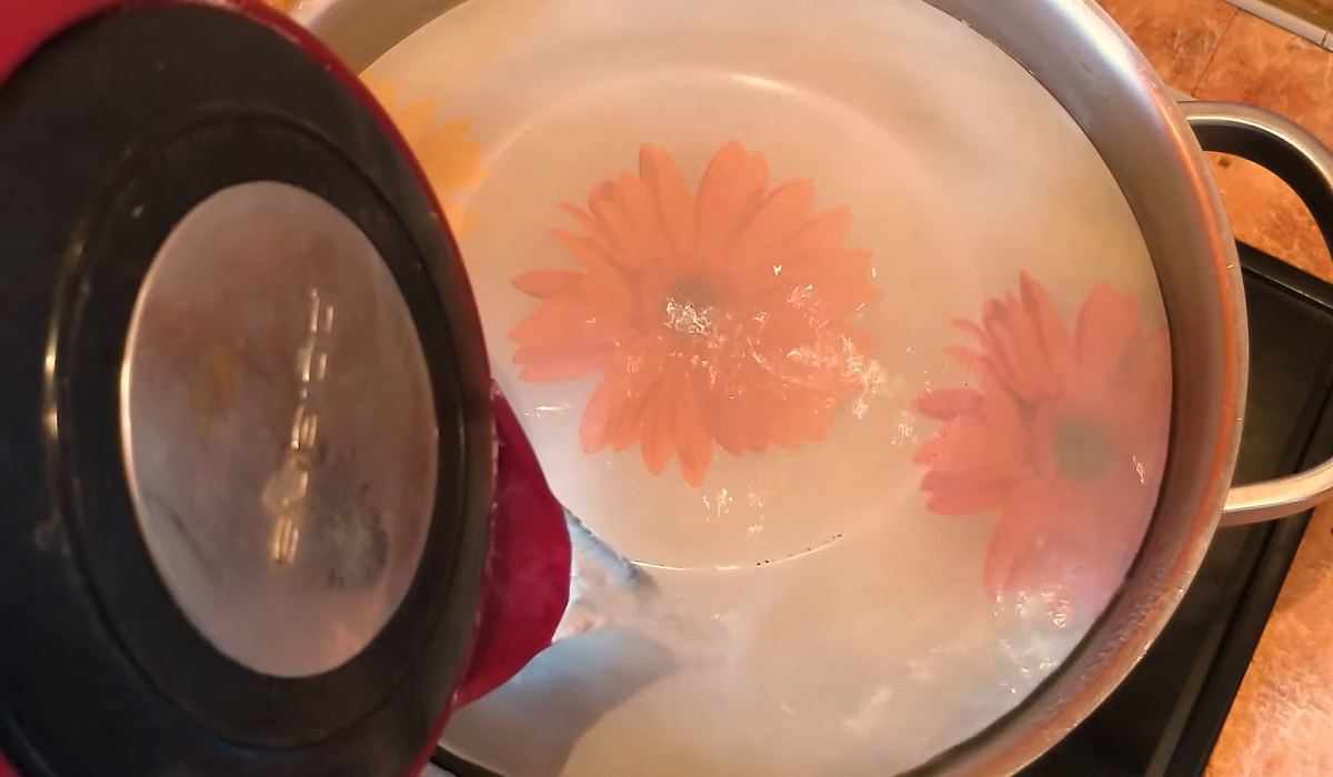 наполнение кастрюли водой