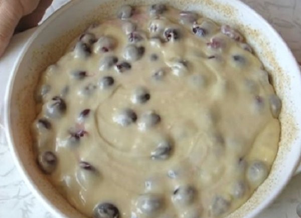 бабка с вишнями