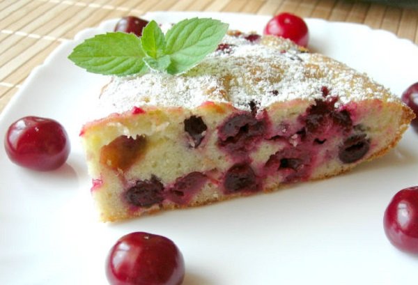 бабка с вишнями