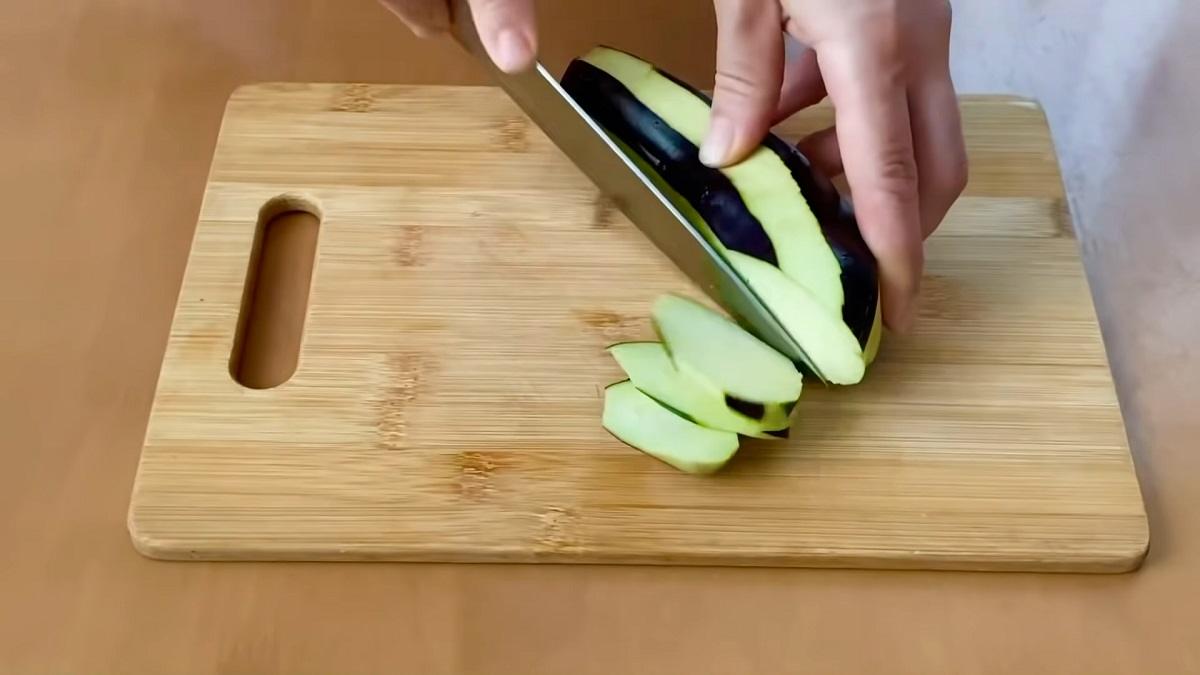 нарезание баклажанов