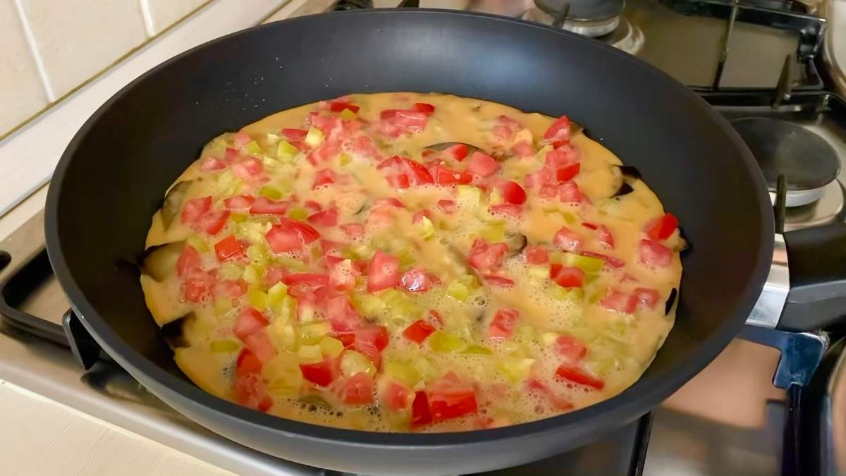 добавление яично-овощной смеси на сковороду