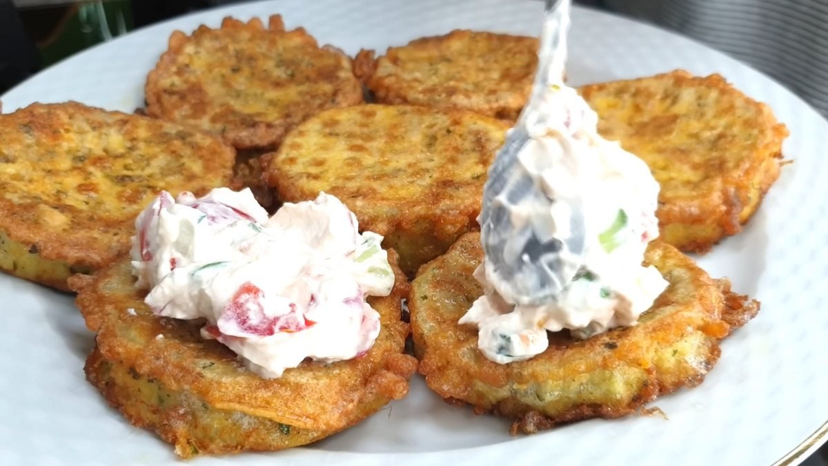 выкладывание соуса на баклажаны