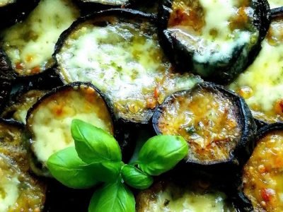 Баклажаны с базиликом и моцареллой в духовке
