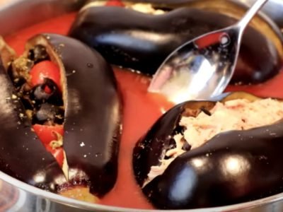 Тушеные баклажаны с тунцом и оливками