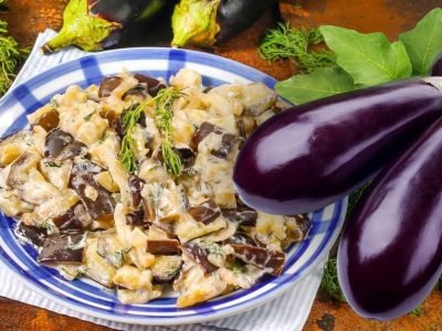 Баклажаны в сметане на сковороде