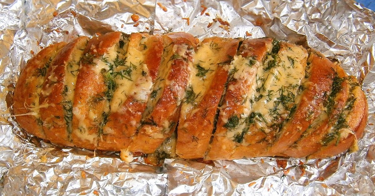 Багет с сыром и чесноком и зеленью в духовке рецепт с фото