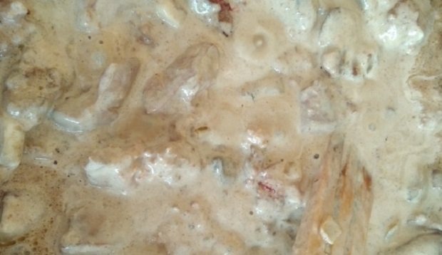 Бефстроганов из печени, сметанный соус