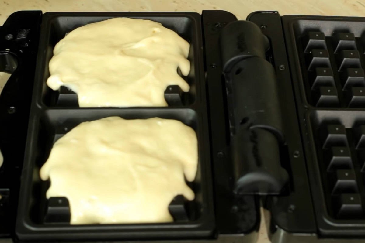 тесто в вафельнице