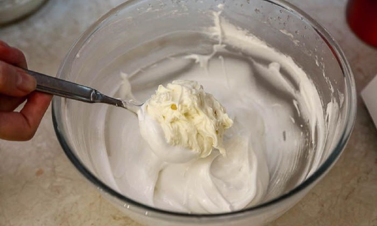 добавление сырной массы к меренге