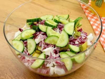 Берлинский салат с картофелем и соусом на пиве