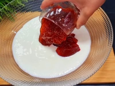 Бездрожжевой пирог на кефире с вареньем