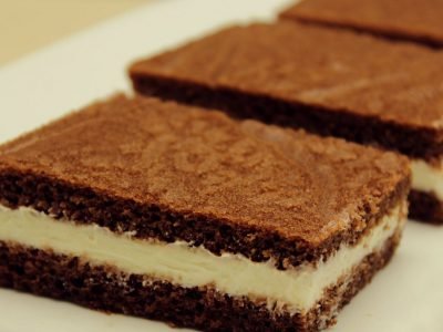 Бисквитное пирожное с молочной начинкой