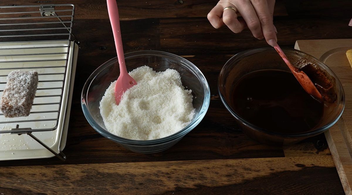 пирожные с шоколадом и кокосовой стружкой