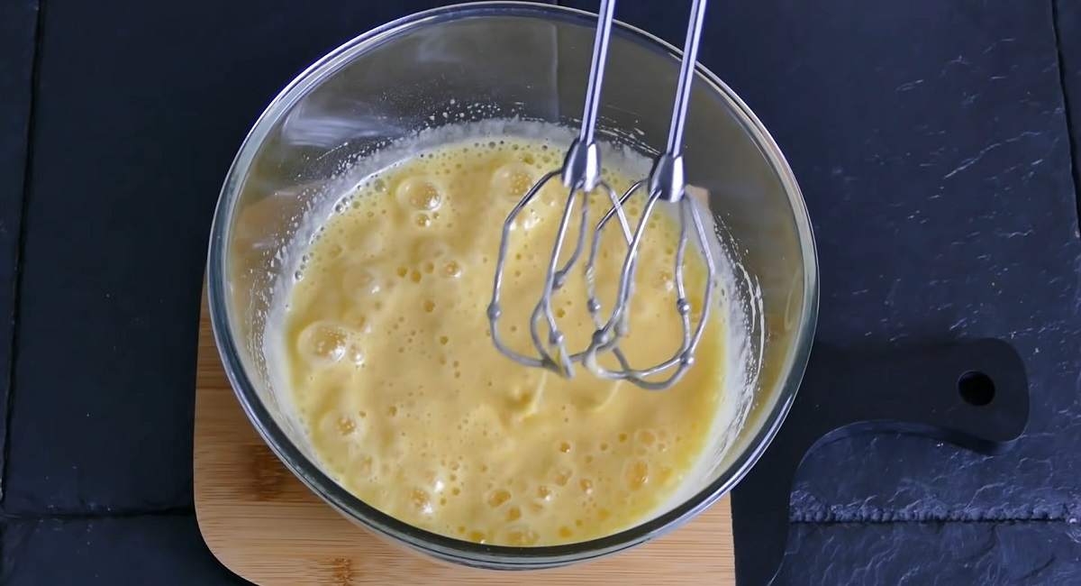 взбитые с сахаром яйца