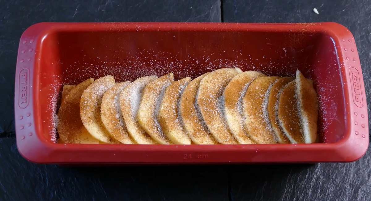 яблоки в форме с сахаром и корицей