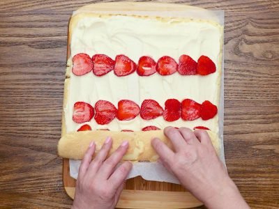 Бисквитный рулет с клубникой