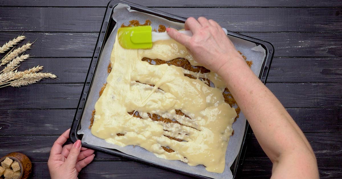 яблоки и тесто на противне