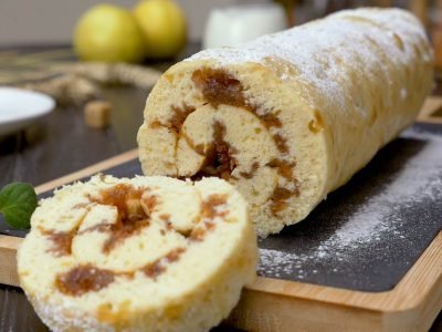 Бисквитный рулет с яблоками
