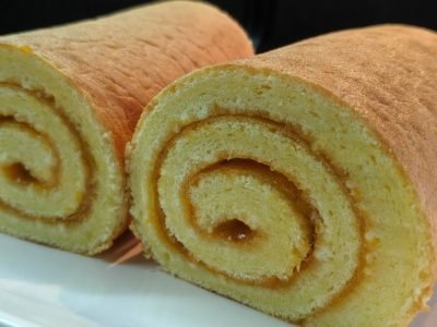 Бисквитный рулет со сгущенкой: не крошится и не ломается