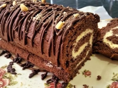 Бисквитный шоколадный рулет с масляным кремом