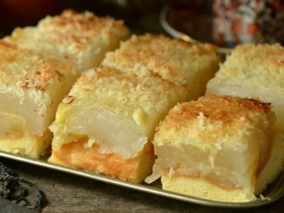 Бисквитный яблочный пирог с кокосом