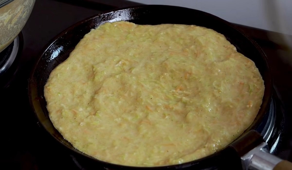 кабачковый блин на сковороде
