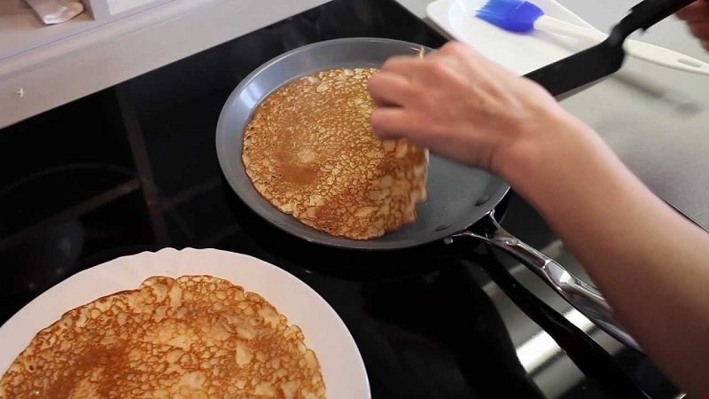 блины на сковороде