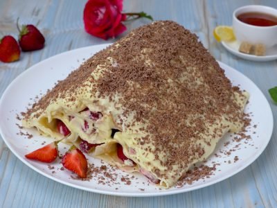 Блинный торт с клубникой