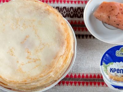 Праздничный блинный торт с красной рыбой и икрой