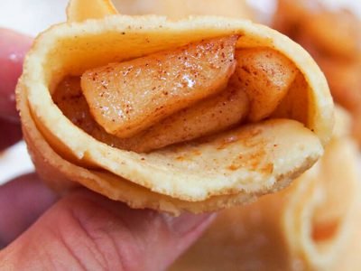 Тонкие блины с карамелизированными яблоками