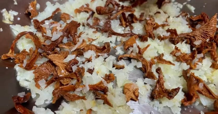 Тонкие блины с курицей и грибами - Со Вкусом