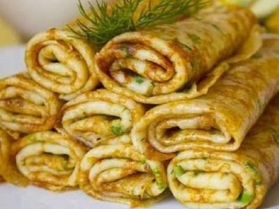 Тонкие блины с сыром и зеленью на сковороде