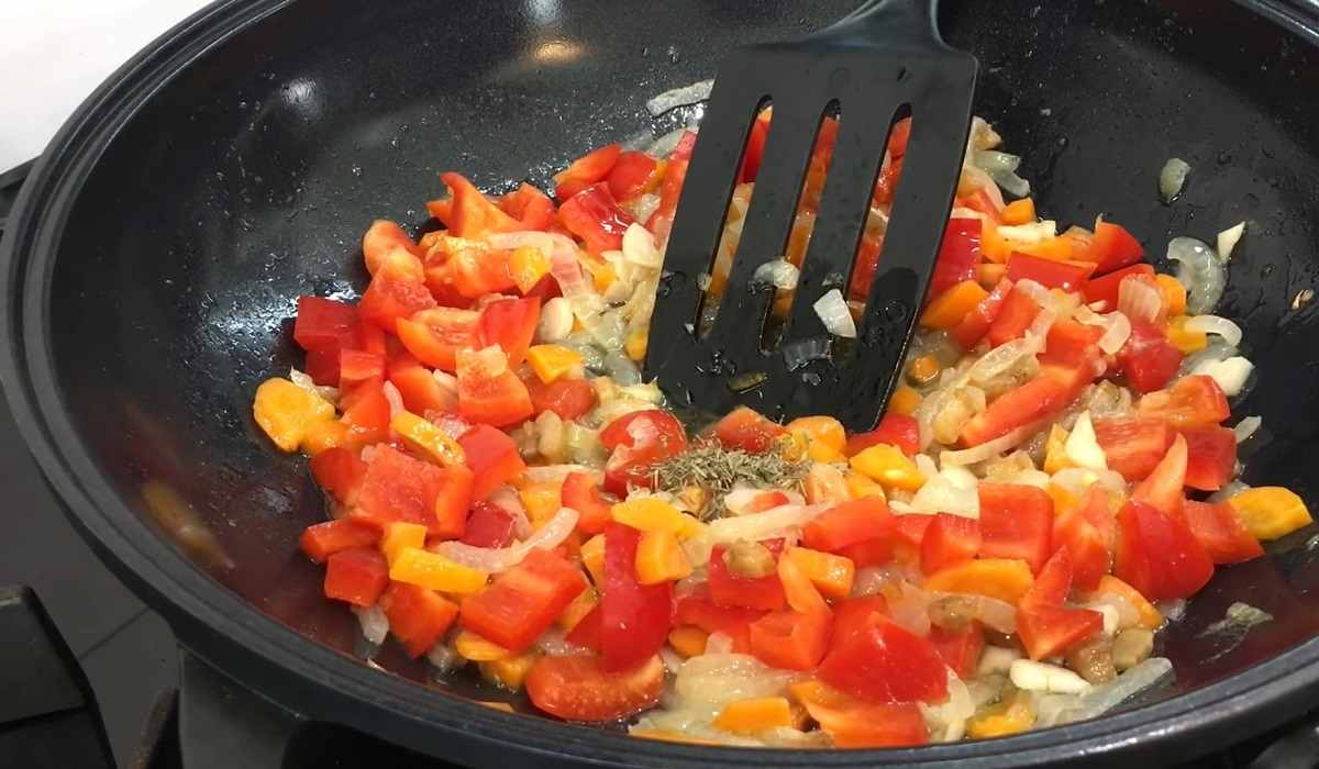 добавление болгарского перца и специй