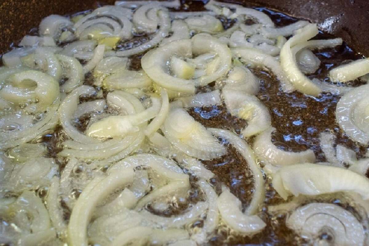 лук на сковороде