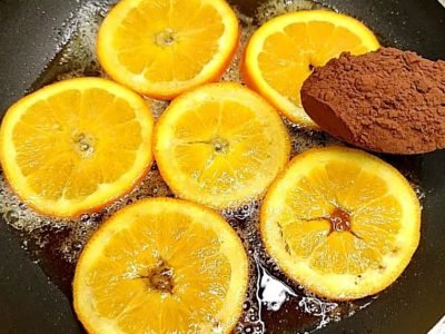 Брауни с карамелизированными апельсинами на сковороде