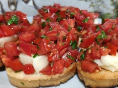 Брускетта с моцареллой и помидорами
