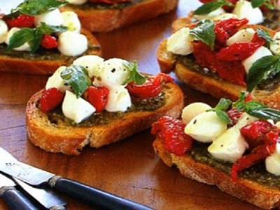Брускетта с помидорами